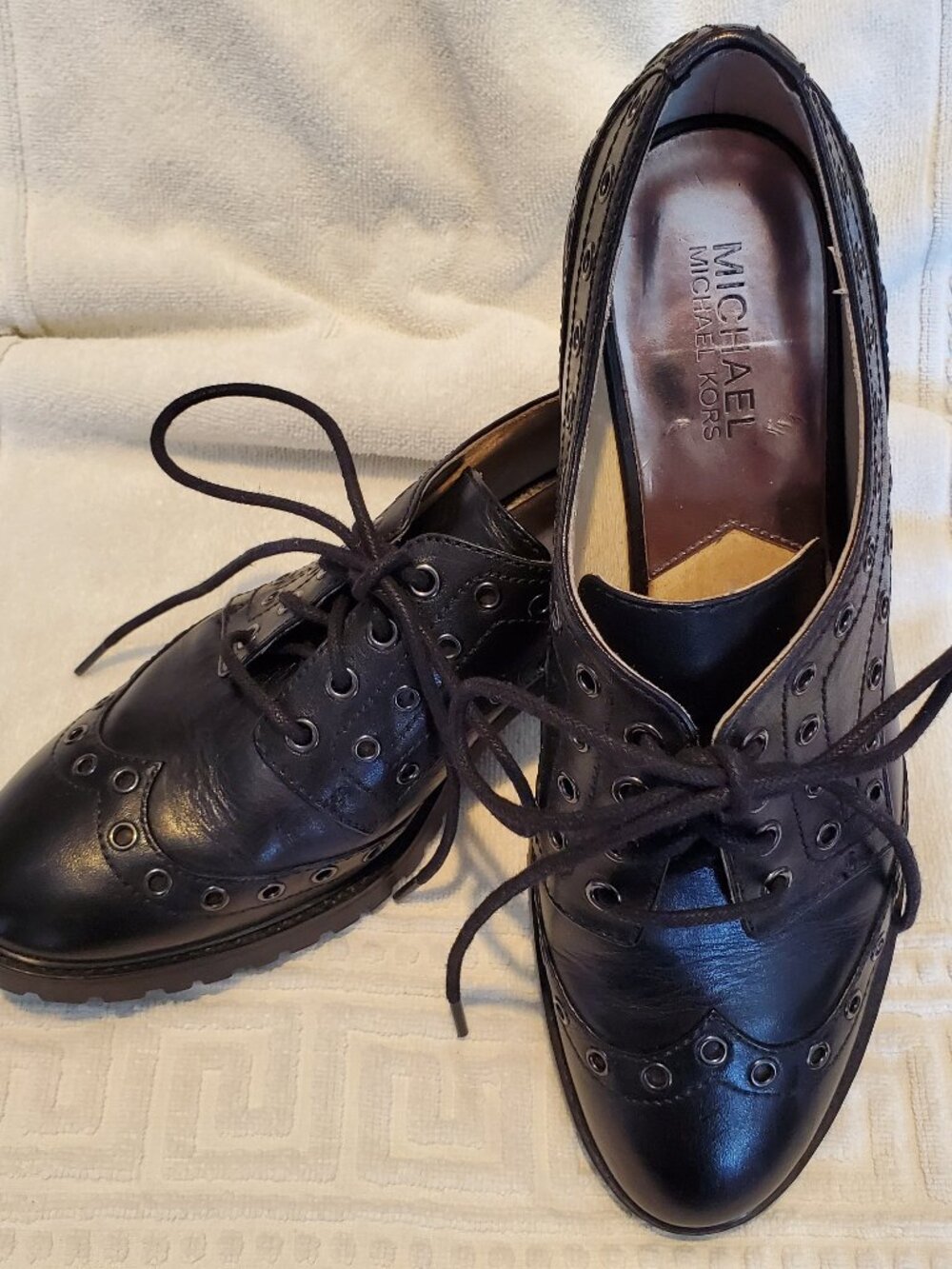 Michael Kors leather lug sole lace-up shoe with grommet details sz 9 EUC